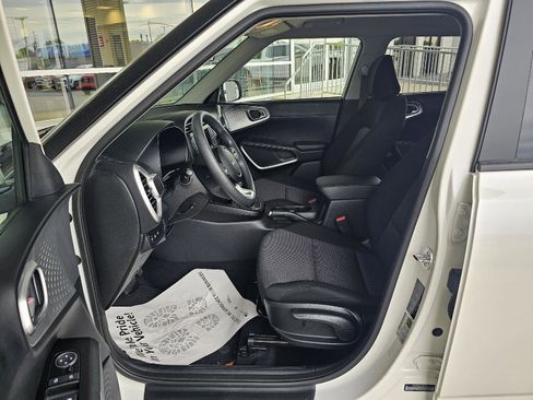 Used 2025 Kia Soul LX w/ LX Technology Package FWD image 19