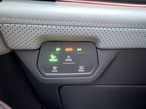 Used 2025 Volkswagen Atlas Peak Edition SE AWD/4WD image 28