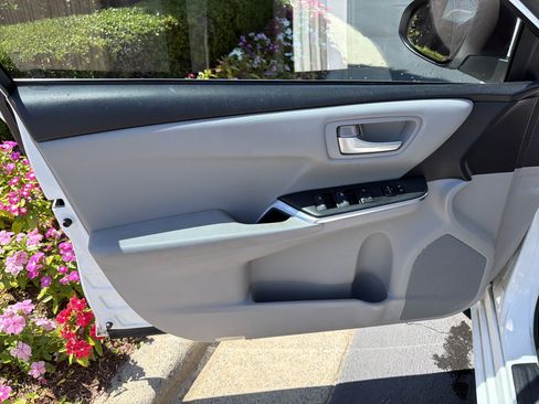 Used 2017 Toyota Camry SE w/ Moonroof Package FWD image 14