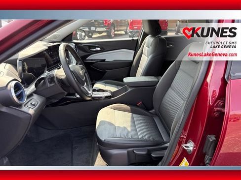 Used 2025 Chevrolet Trax LT w/ LT Convenience Package FWD image 14
