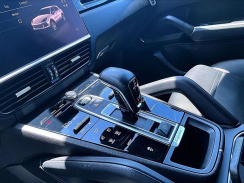 Used 2022 Porsche Cayenne AWD/4WD image 18