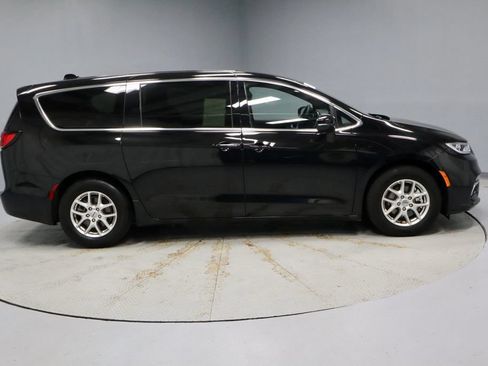 Used 2025 Chrysler Pacifica Select FWD image 11
