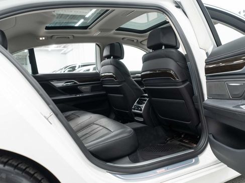 Used 2018 BMW 740i xDrive AWD/4WD image 11