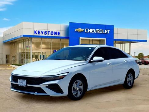 Used 2026 Hyundai Elantra SE FWD image 3