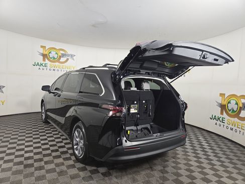 Used 2025 Toyota Sienna LE w/ LE Plus Package FWD image 31