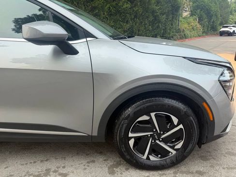 Used 2025 Kia Sportage LX FWD image 3
