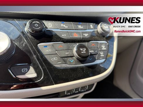Used 2023 Chrysler Pacifica Touring-L FWD image 28