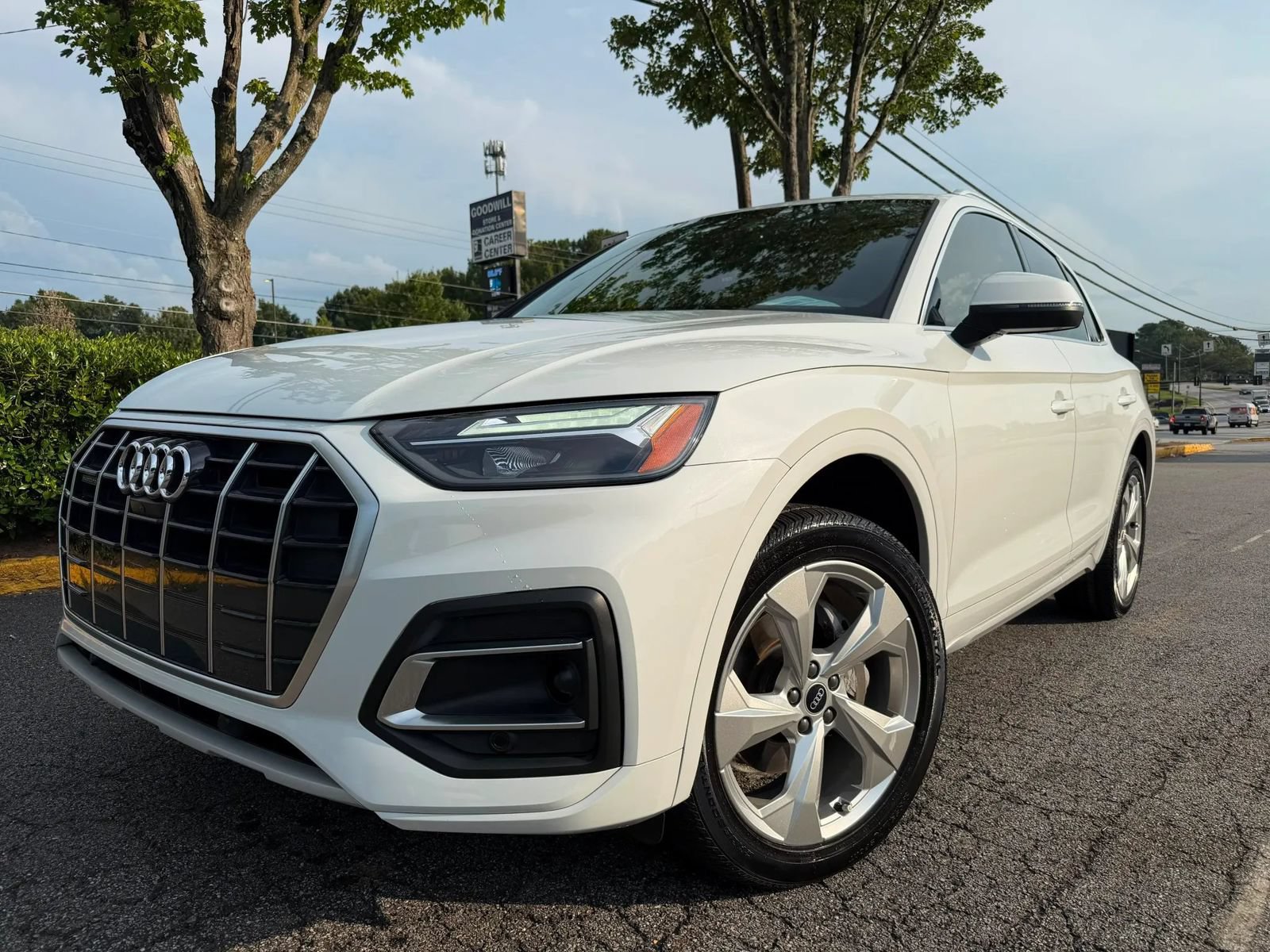 Used 2021 Audi Q5 2.0T Premium Plus w/ Premium Plus Package AWD/4WD image 2