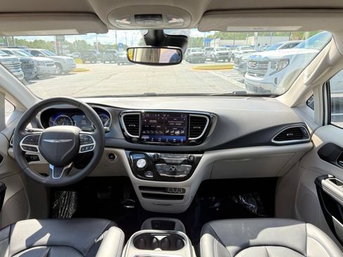 Used 2023 Chrysler Pacifica Touring-L FWD image 3