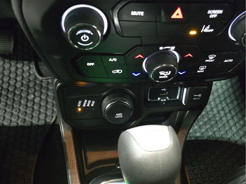 Used 2023 Jeep Renegade Altitude w/ Convenience Group I AWD/4WD image 16