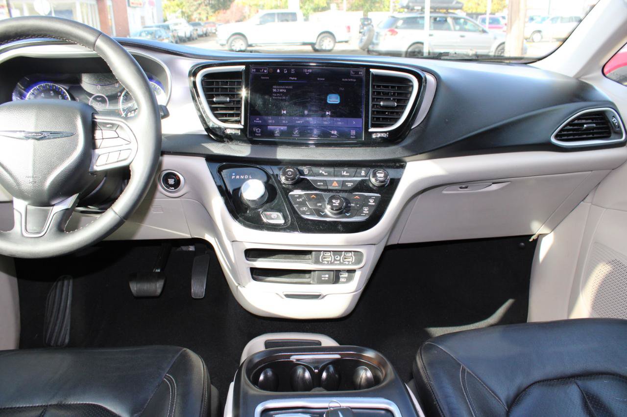 Used 2022 Chrysler Pacifica Touring-L FWD image 9