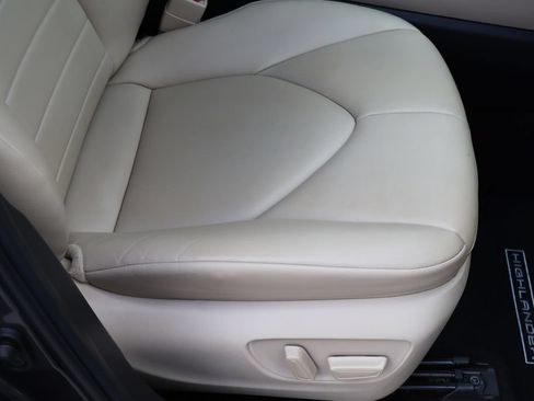 Used 2023 Toyota Highlander XLE FWD image 31