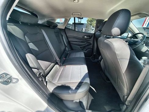 Used 2025 Chevrolet Trax LT FWD image 25