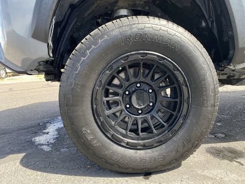 Used 2020 Toyota Tacoma TRD Off-Road w/ Blackout Package AWD/4WD image 10