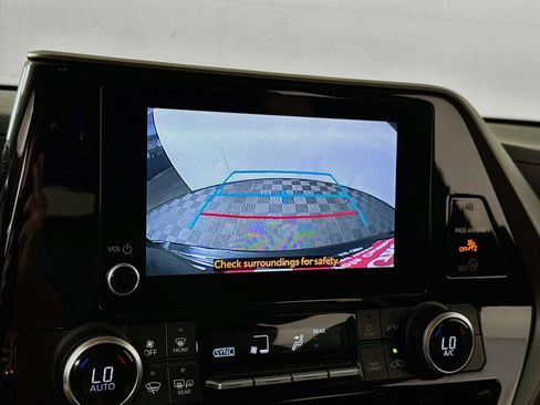 Used 2023 Toyota Highlander LE AWD/4WD image 16