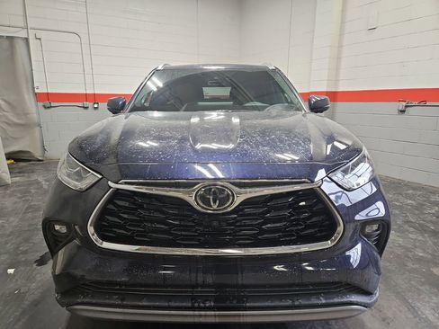 New 2026 Toyota Highlander Platinum image 2