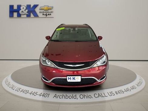 Used 2017 Chrysler Pacifica Touring-L image 2