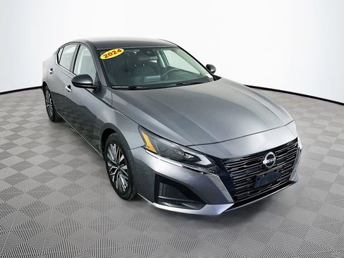 Used 2024 Nissan Altima 2.5 SV FWD image 3