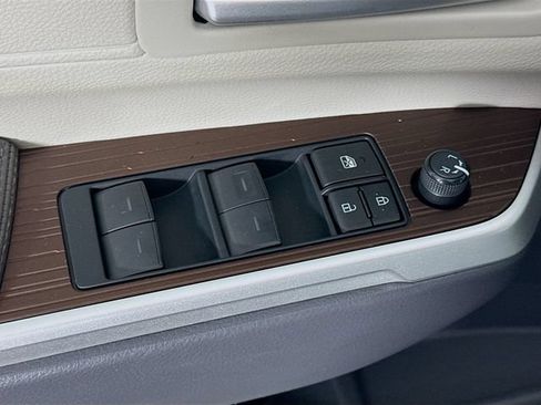 Used 2024 Toyota Sienna XLE FWD image 19