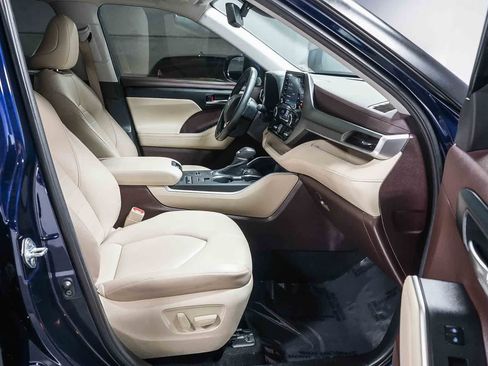 Certified 2020 Toyota Highlander XLE FWD image 18