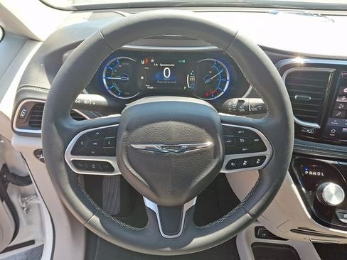 Used 2023 Chrysler Pacifica Touring-L FWD image 19