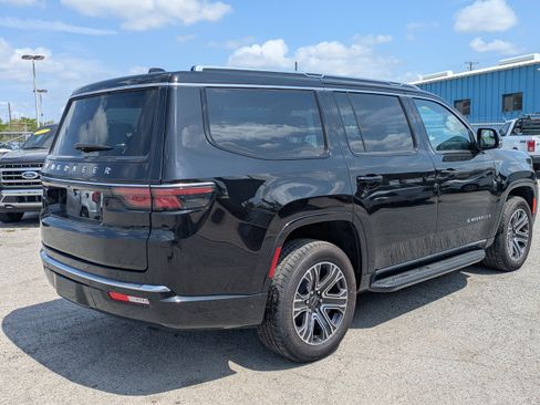 Used 2025 Jeep Wagoneer 4WD w/ Convenience Group I image 4