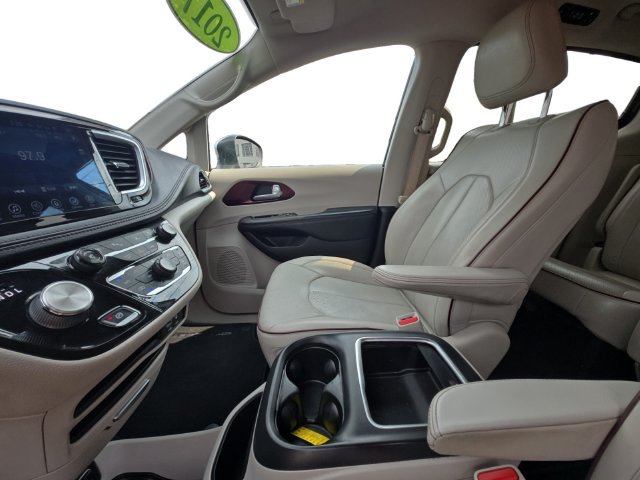 Used 2017 Chrysler Pacifica Limited w/ Advanced Safetytec Group FWD image 11