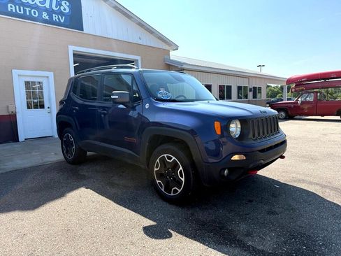 Used 2017 Jeep Renegade Trailhawk w/ Premium Trailhawk Package image 3