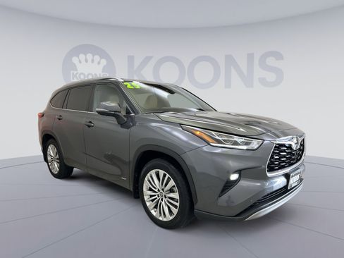 Used 2025 Toyota Highlander Platinum AWD/4WD image 2
