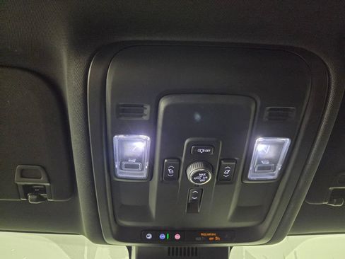 Used 2025 Chevrolet Tahoe High Country RWD image 14