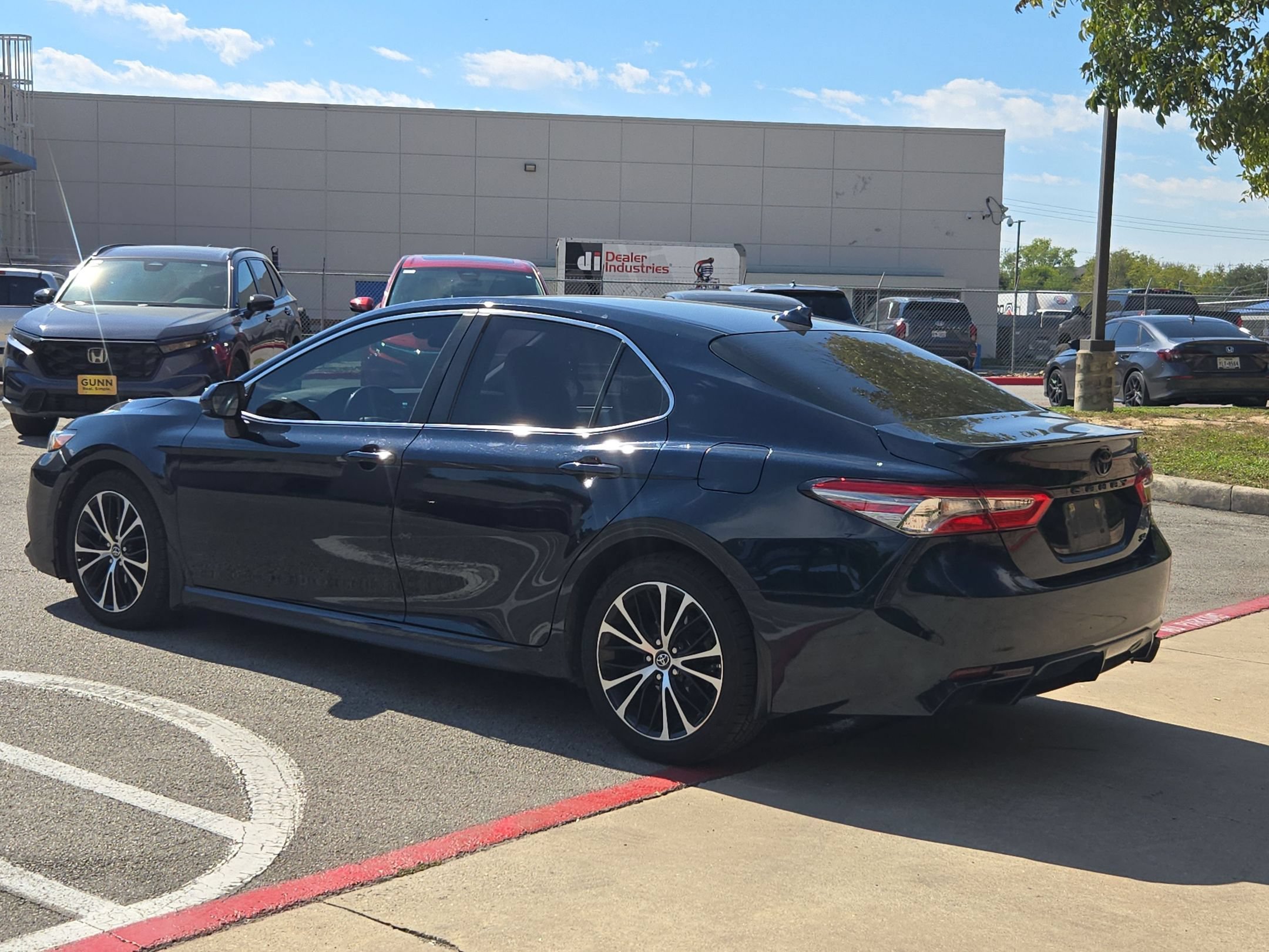 Used 2019 Toyota Camry SE FWD image 5