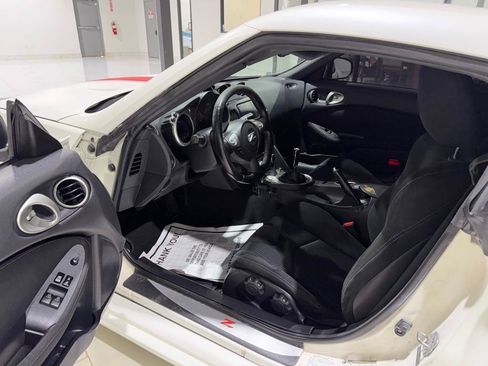 Used 2017 Nissan 370Z Coupe RWD image 13