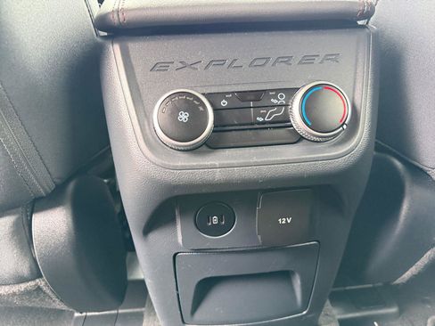 Used 2025 Ford Explorer Active AWD/4WD image 21
