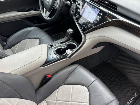 Used 2018 Toyota Camry XLE image 12