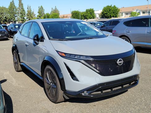 Used 2023 Nissan Ariya AWD image 3