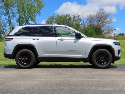 Certified 2024 Jeep Grand Cherokee Laredo X AWD/4WD image 2