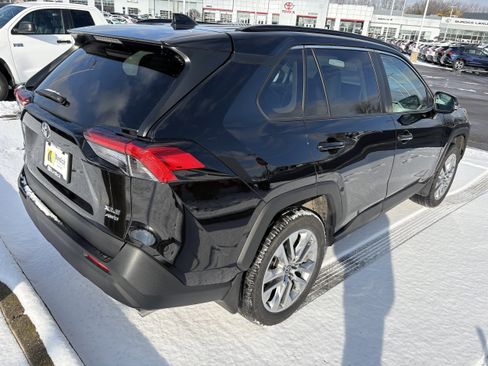 Used 2023 Toyota RAV4 XLE Premium image 6