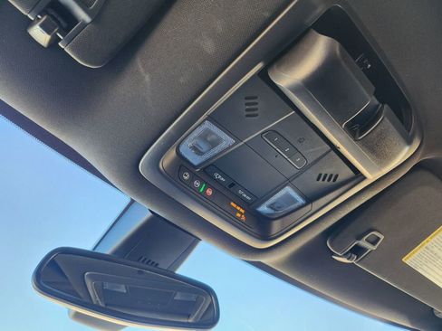 Used 2023 Buick Enclave Essence image 21