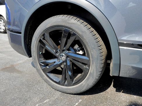 Used 2023 Volkswagen Tiguan SE R-Line image 9