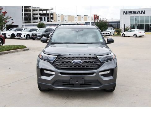 Used 2022 Ford Explorer XLT w/ Equipment Group 202A RWD image 2