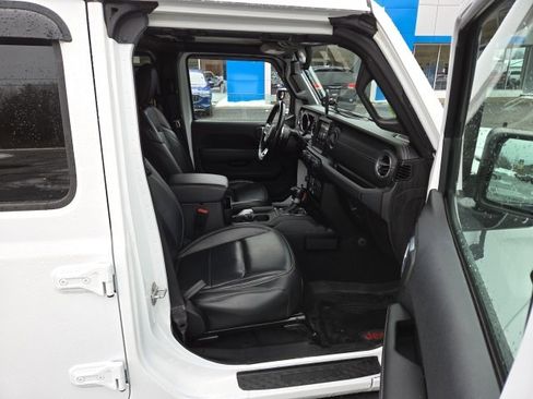 Used 2022 Jeep Gladiator Overland w/ Cold Weather Group image 52