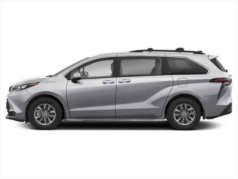 Used 2025 Toyota Sienna XLE image 3