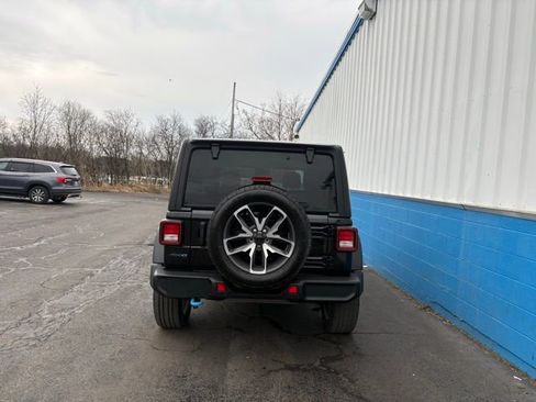 Used 2024 Jeep Wrangler Unlimited w/ Convenience Group AWD/4WD image 5