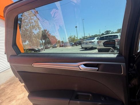 Used 2019 Ford Fusion SE image 10