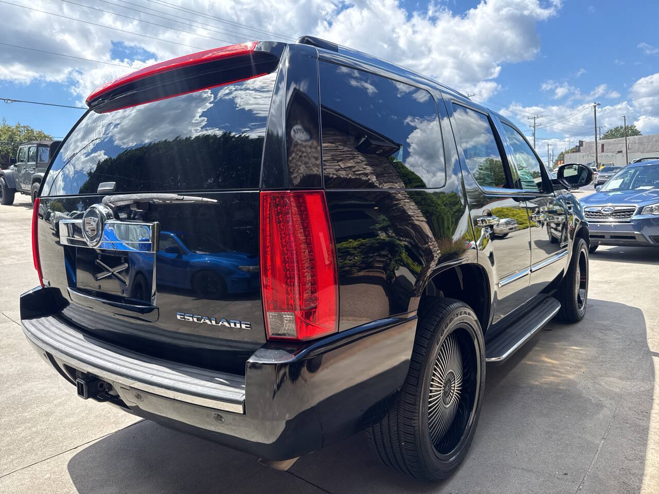 Used 2012 Cadillac Escalade Luxury AWD/4WD image 6