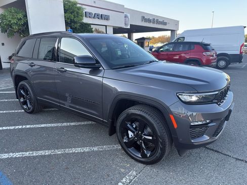 New 2025 Jeep Grand Cherokee Limited w/ Luxury Tech Group II image 24