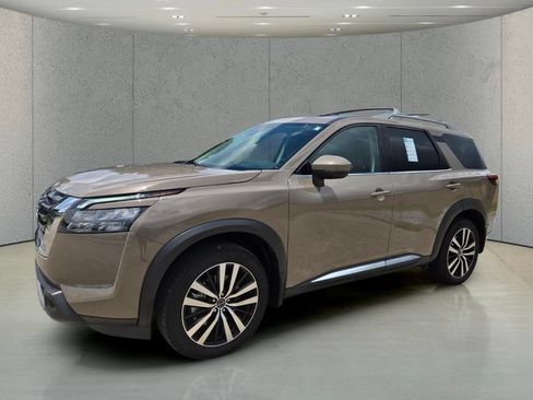 Used 2025 Nissan Pathfinder Platinum w/ Cargo Package FWD image 9