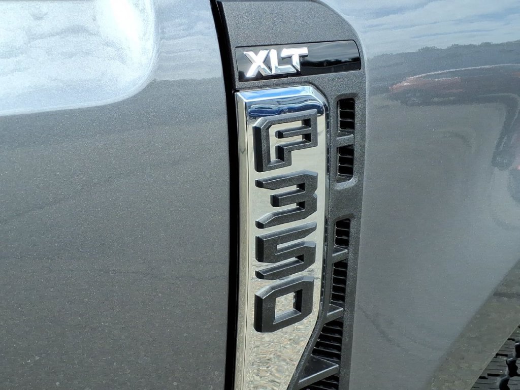 New 2026 Ford F350 XLT w/ FX4 Off-Road Package AWD/4WD image 13