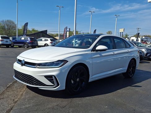 Used 2025 Volkswagen Jetta SE w/ Sunroof Package FWD image 3