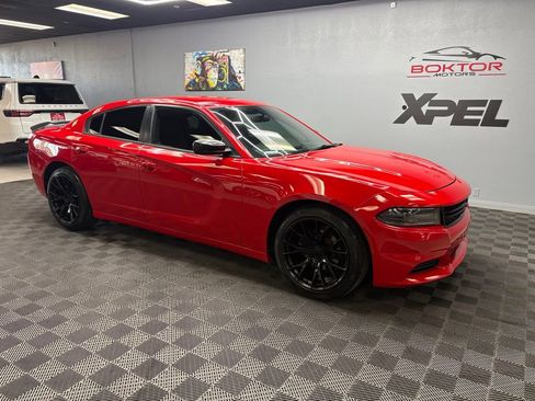 Used 2018 Dodge Charger SXT w/ Blacktop Package RWD image 2